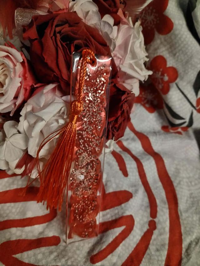 Marque page rose et paillettes 