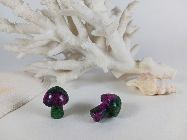 Champignon sculpté : rubis sur zoïsite