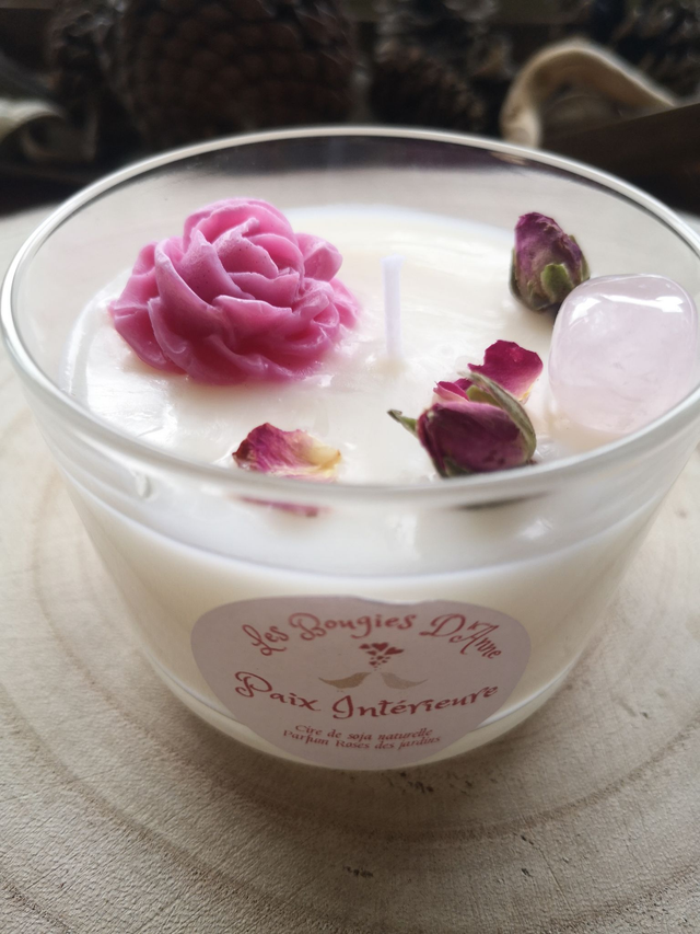 Bougie Rose, une pierre en quartz rose, bouton de roses séchés, senteur rose des jardins 