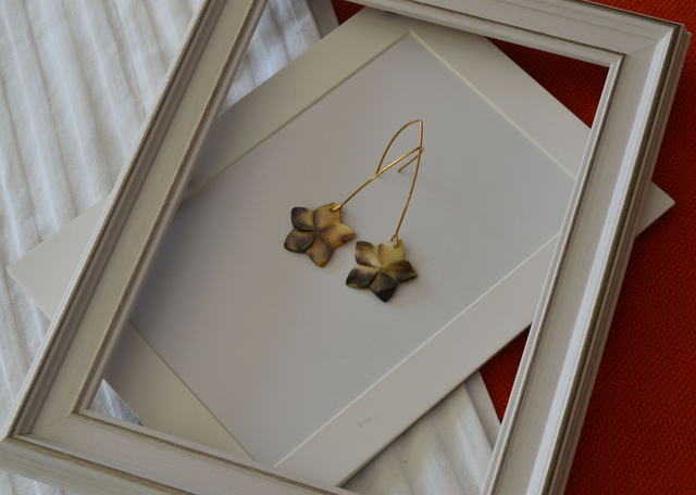 Boucles d'oreilles pendantes fines dorées - acier inoxydable 6 cm -fleur frangipanier nacre