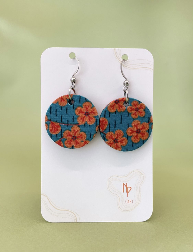 Boucles d'oreilles carton et tissu forme petites rondes, collection " fleurs de cerisiers " - fond bleu et motifs fleuris orange 