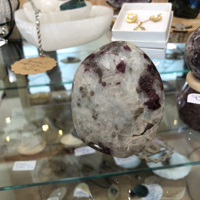 Pierre polie lépidolite 