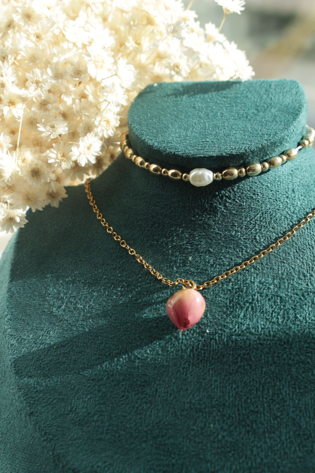 Collier pendentif à rose rouge, réalisé avec de vraies fleurs naturelles