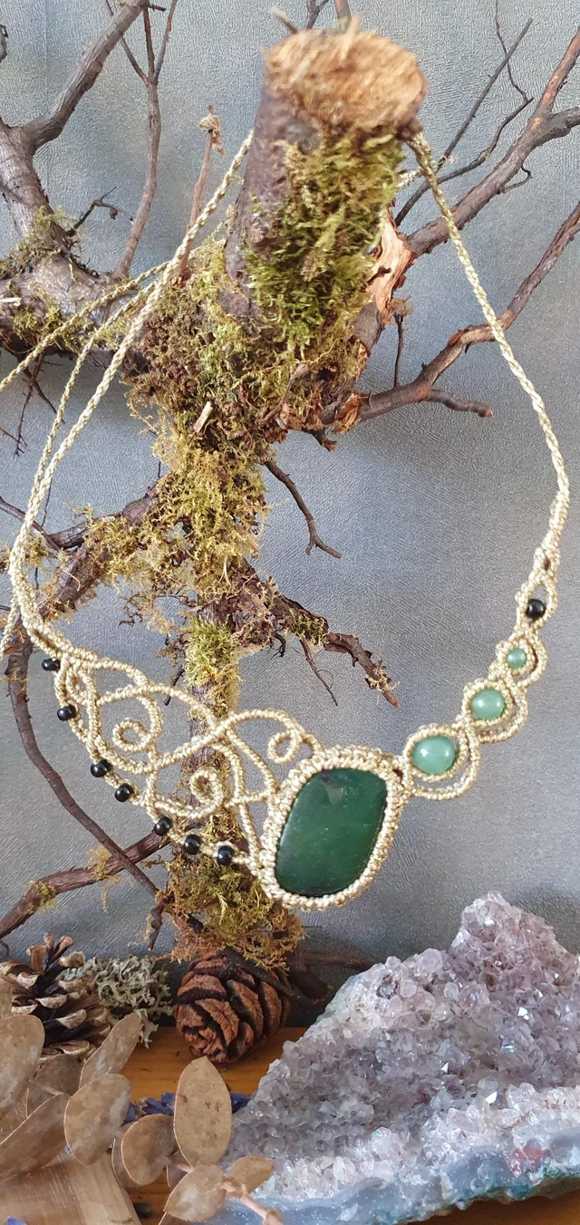Aventurine verte collier en micro macramé dorée 
