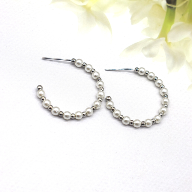 Boucle créole perles blanche