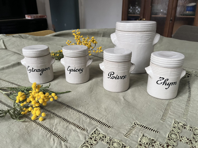 Collection de cinq pots en grès épices