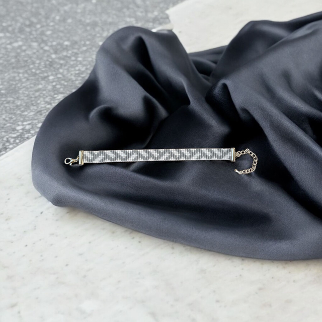 Bracelet gris et blanc