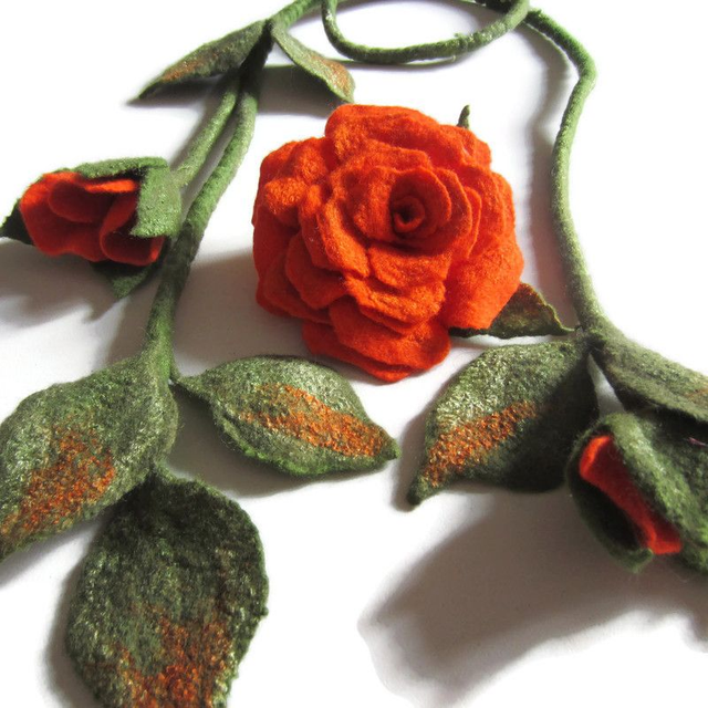 Collana feltro lana merino spilla arancio rosa infeltrimento Fatto a mano regalo unico
