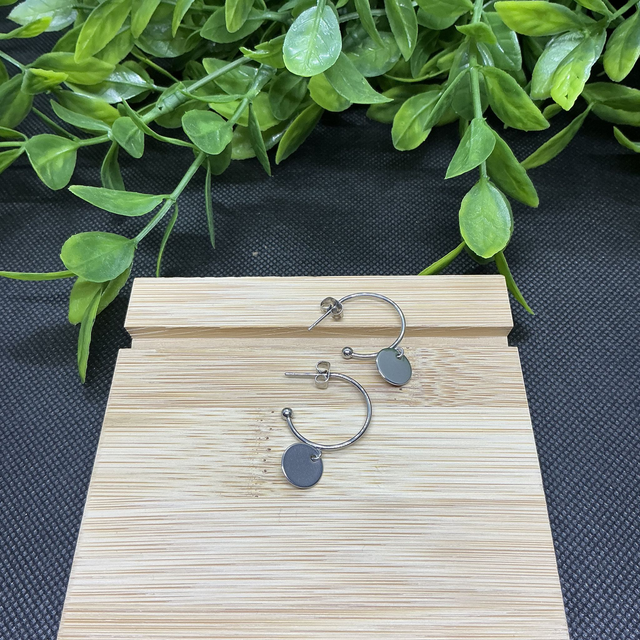 Boucles d'Oreilles Puces Demi-Créoles Minimalistes et Chic