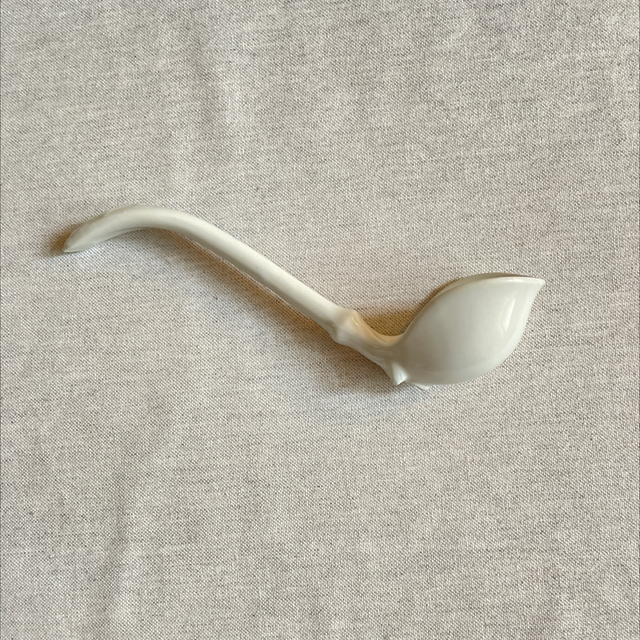 Antiker Löffel / Saucenlöffel  Porzellan mit Ornamente