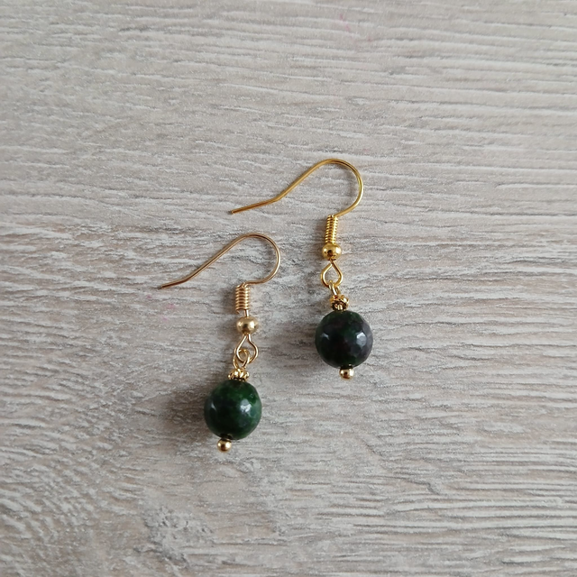 Dames oorbellen Zoisiet Robijn – goudkleurig RVS (1.334)