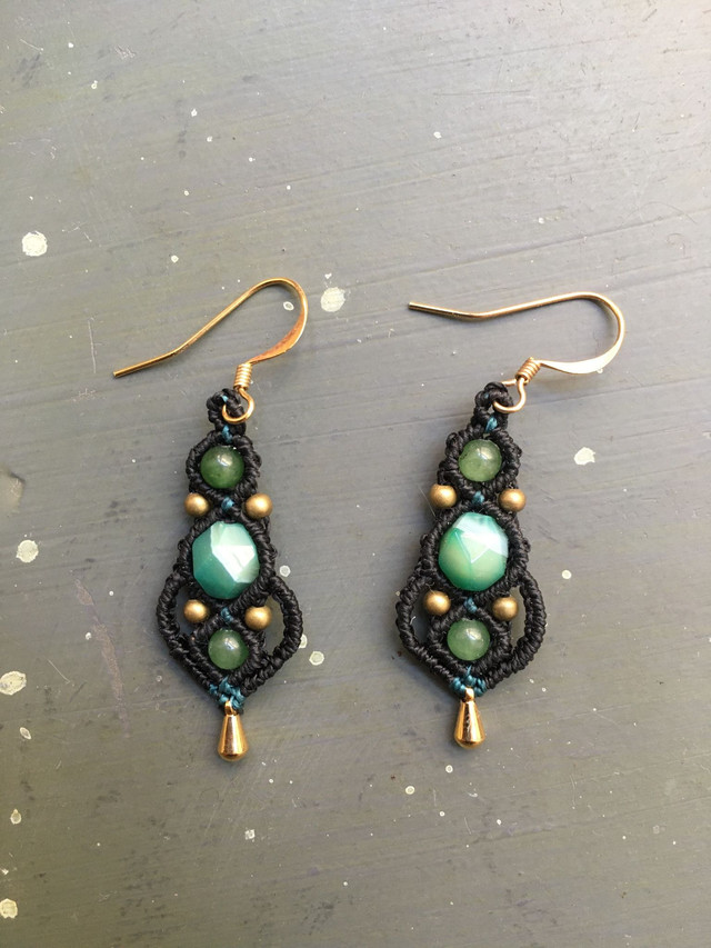 Boucles d&#039;oreille en macramé et perles noires et vert émeraude