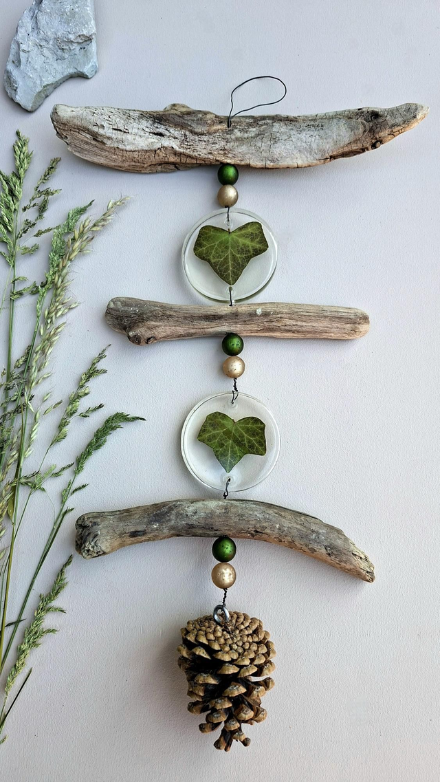 Stilles Windspiel mit Efeublätter