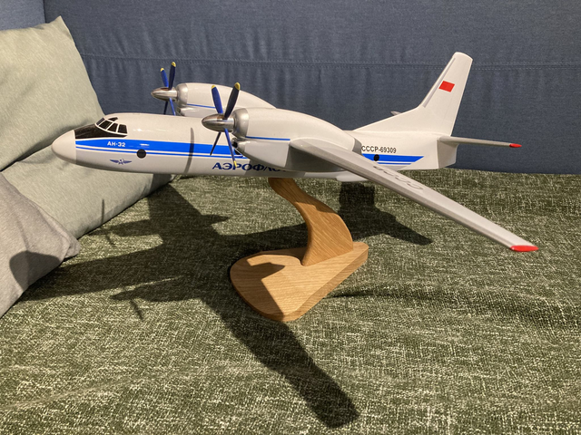 Aeroflot Antonov An-32 Modell 1/50 (48 x 58 cm)
