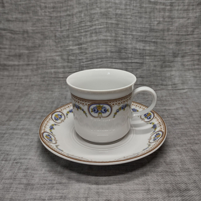 Mitterteich | Kop en Schotel (kop diameter 7 | hoogte 6,5 | schotel diameter 13,5 | hoogte 2 cm) wit met bloemmotief | Vintage