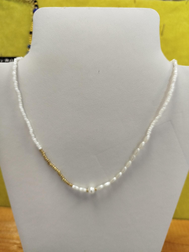 Colar de pérolas artificiais