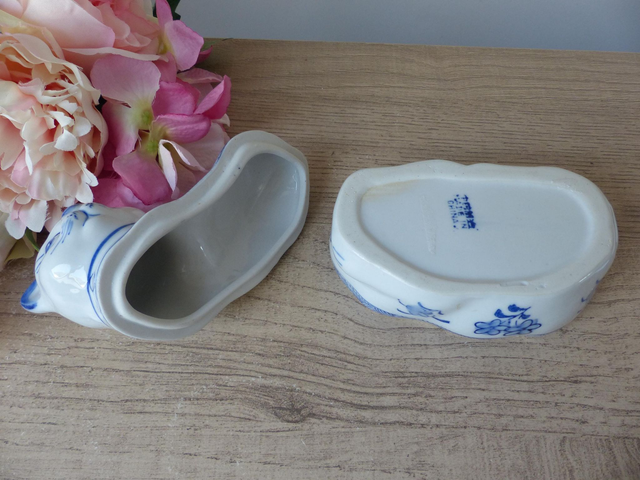 Boite chat en céramique bleu et blanc style asiatique, boite chat avec couvercle décor fleurs et papillons, bonbonnière chat, boite à bijoux