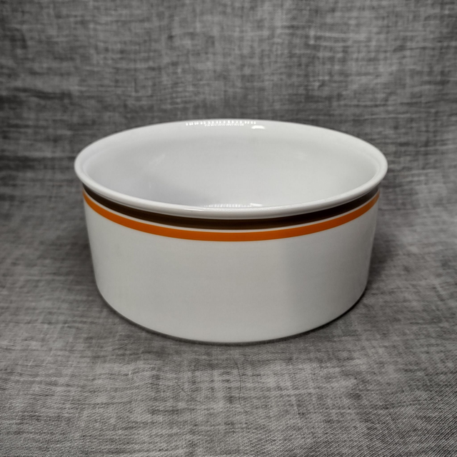Thomas | Ronde schaal (diameter 19 | hoogte 8 cm) gemaakt van wit porselein uitgevoerd met een smalle bruine en oranje bies | Vintage