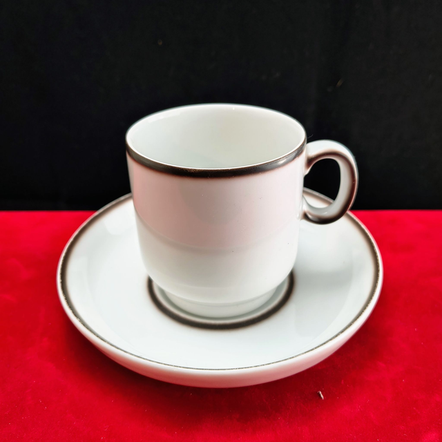 Thomas | Kop (diameter 6,5 | hoogte 7,0 cm) en schotel (diameter 13,0 | hoogte 2,7 cm) met 'Scandic Shadow' ontwerp | Vintage