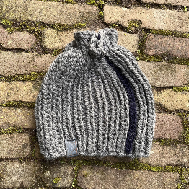 Grijze muts met blauwe streep