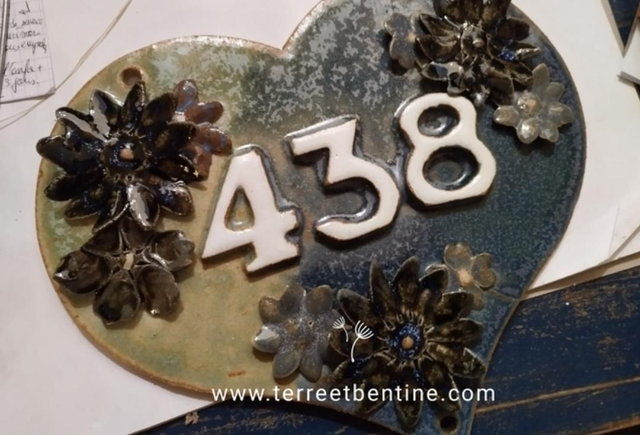 CŒUR "vert/gris  chiné"3 chiffres - en grès et décor floral  sur Commande 