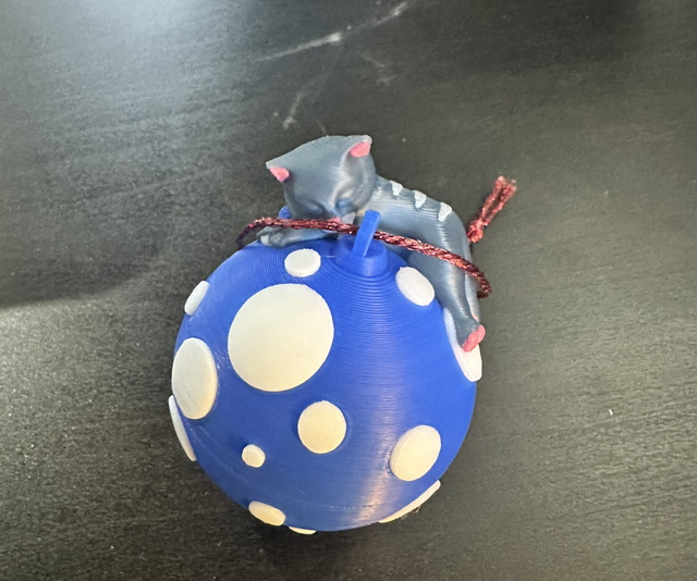 Kerstbal slapende kat