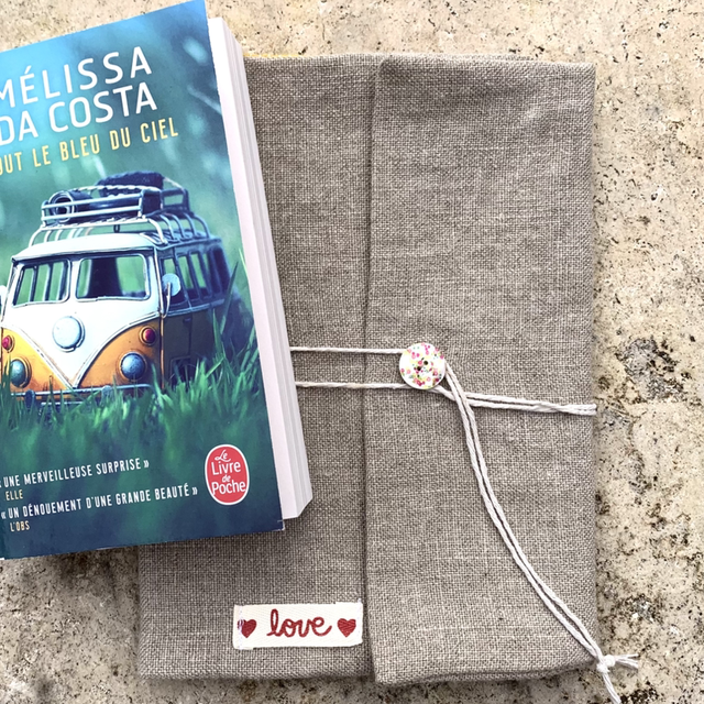 Protége livre avec son marque page