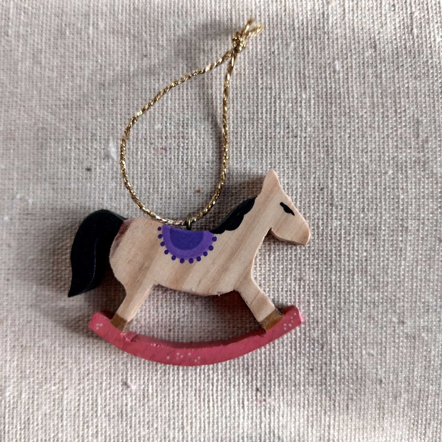 Cheval à bascule violet