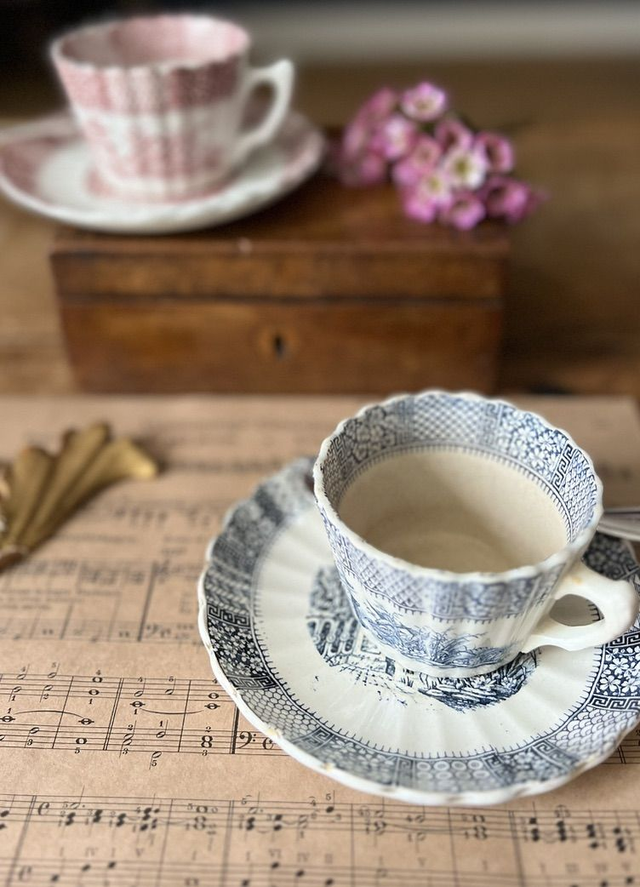 DENTELLE - Les grandes Tasses à café & sous-tasses de la manufacture Royale de Lunéville - Terre de Fer