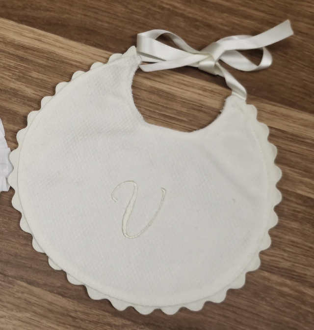 Babero piqué con picunela y bordado de inicial