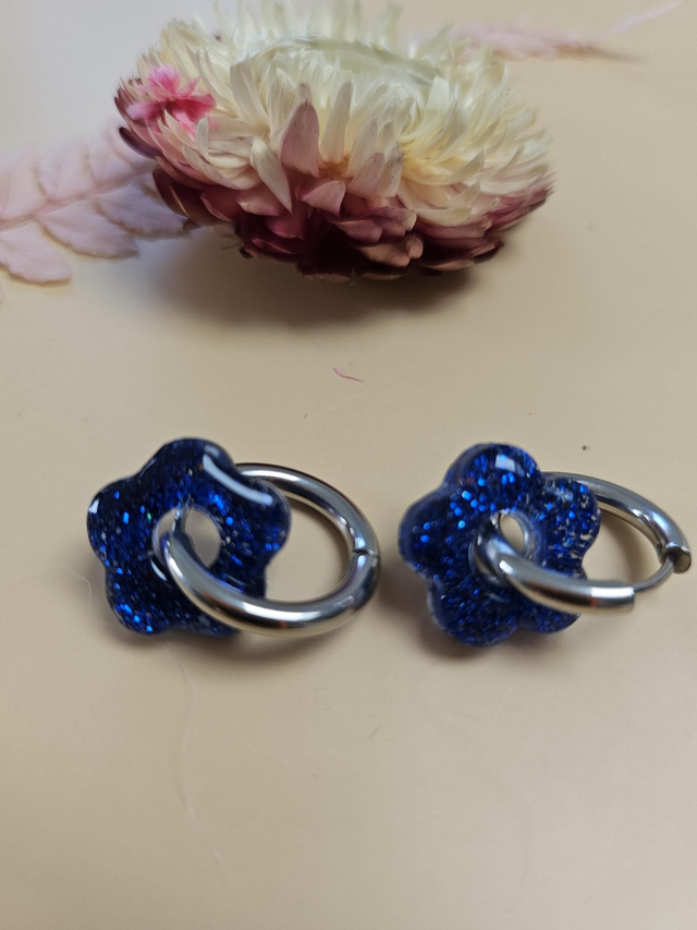 Boucles d&#039;oreilles en résine - Fleurs bleues pailletées 