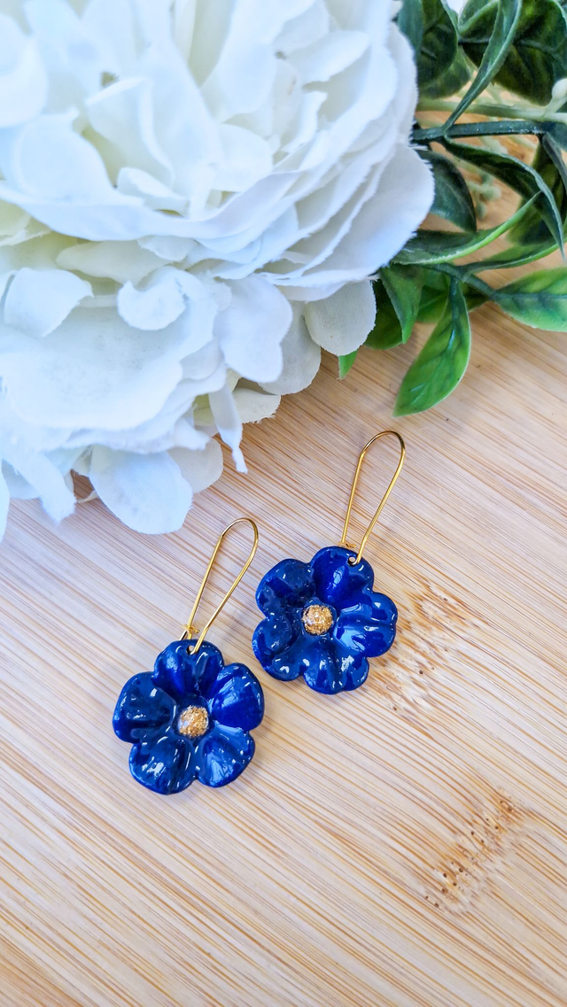 Flora en relief – Boucles d’oreilles artisanales en pâte polymère et résine