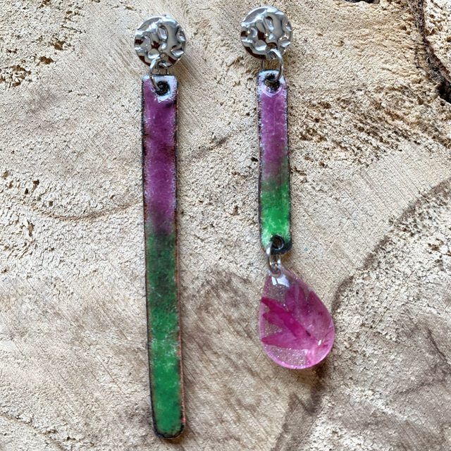 Funky Pop : boucles d'oreilles asymétriques (argentées) - Pièce Unique