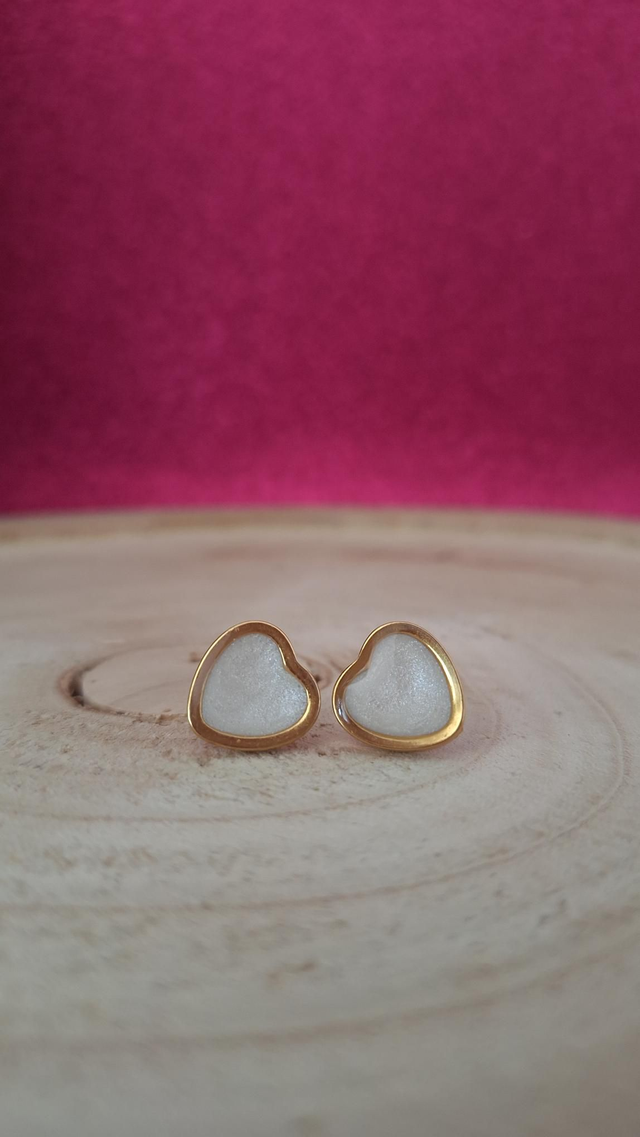 Boucles d&#039;oreilles puces cœurs dorées blanches