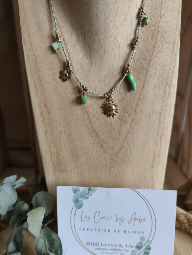 COLLIER CORDON ET BRELOQUES VERT 0001233