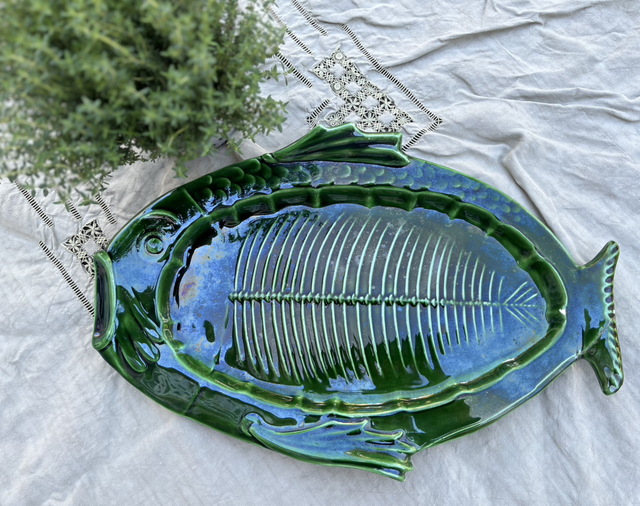 Grand plat poisson en barbotine façon Vallauris