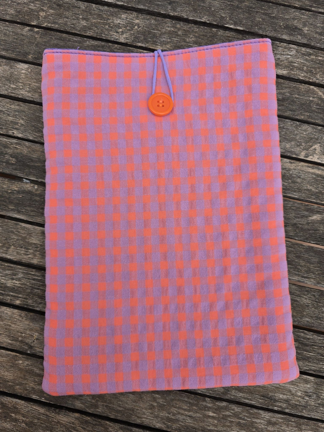 Funda de libro acolchada con cuadros vichy naranja-lila