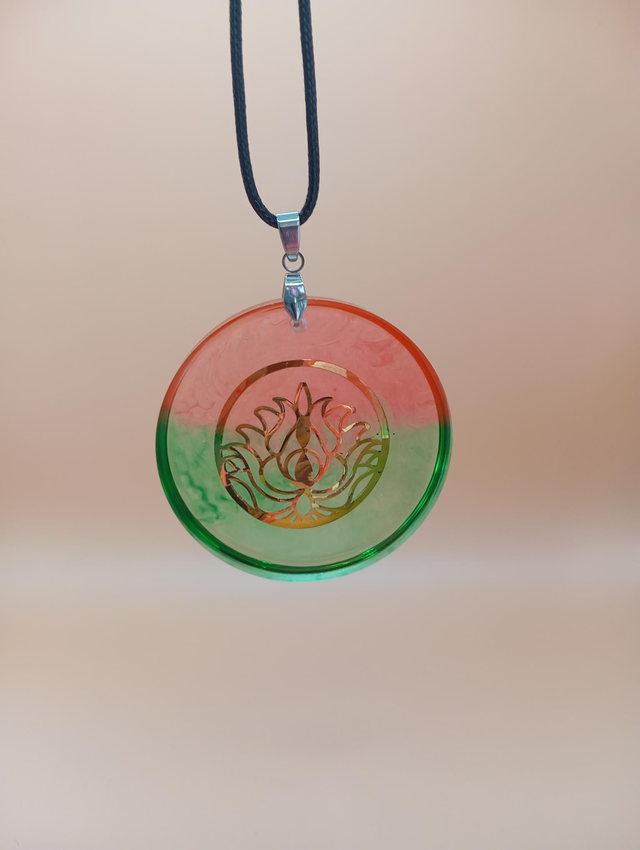 Pendentif en résine - Rond Lotus doré vert et rouge 