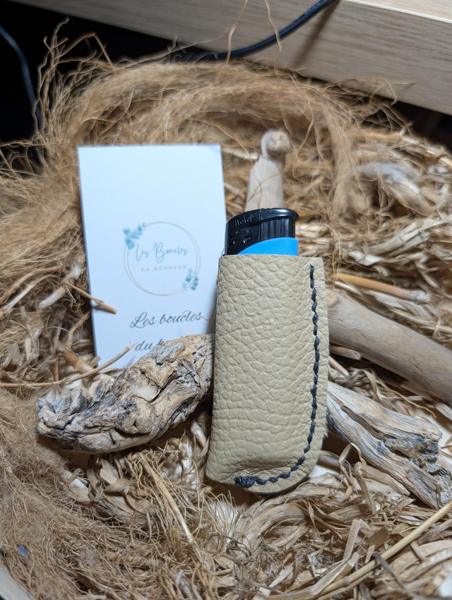 Étui à briquet beige couture noire