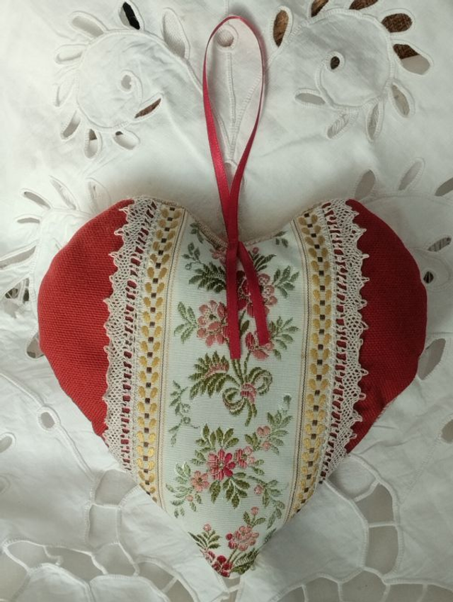 coussin de porte coeur à suspendre linge ancien dentelle