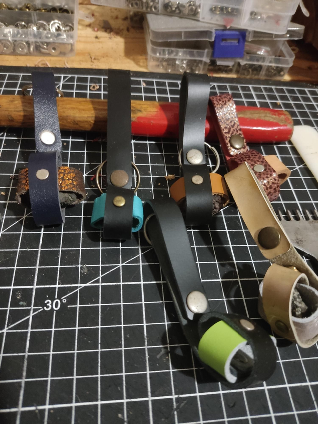 Cuir laniere porte piece