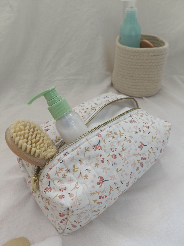 Trousse de toilette écrue à fleurs