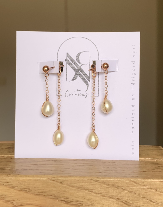 Boucles d'oreilles, en or rose laminé (Goldfilled) , habillées de Perles d’eau douce naturelles