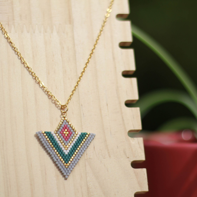 Collier kaki gris doré rose blanc