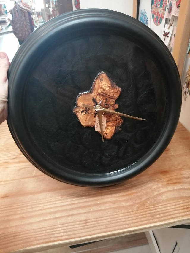 Horloge olivier et resine noire