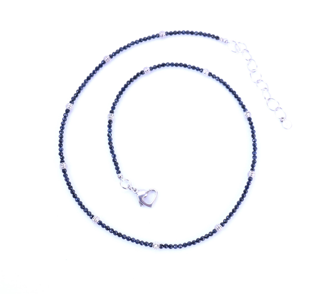 Zeitlose Eleganz – Feine Saphirkette mit Silberakzenten - Cecil