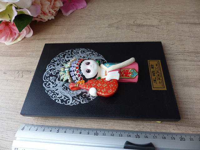 Petit tableau d’art traditionnel chinois - Statuette de femme musicienne d’opéra en argile peinte à la main - Décoration murale ou de bureau