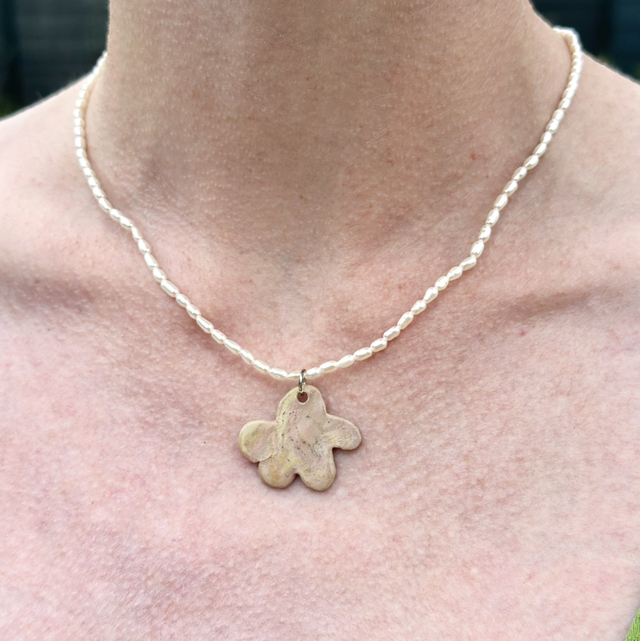 Collier perles d’eau douce & pendentif fleur en céramique marbrée rose et jaune