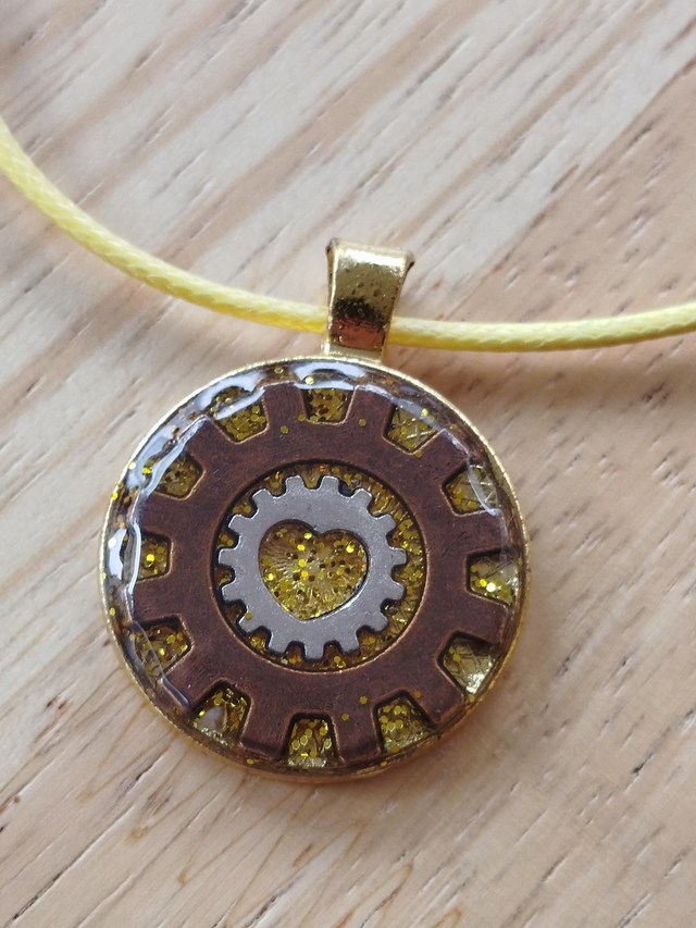 Pendentif rond résine et engrenages
