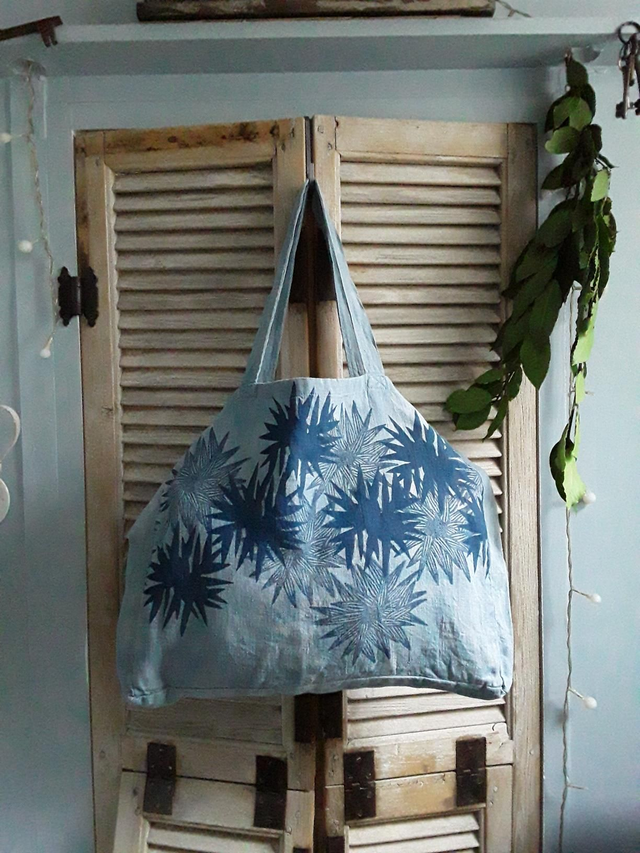 Cabas oversize en lin teinture végétale à l'indigo motif DAHLIA 